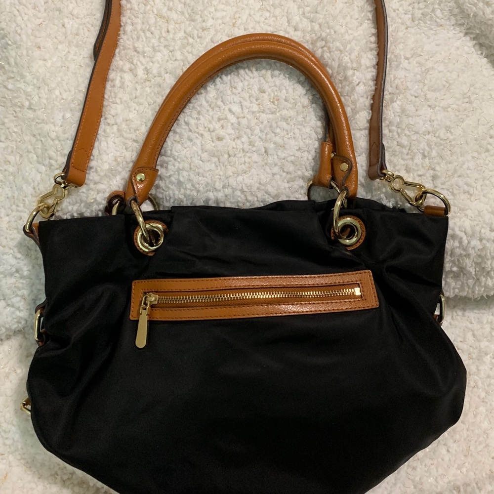 Med/lg sized Vince Camuto handbag/satchel